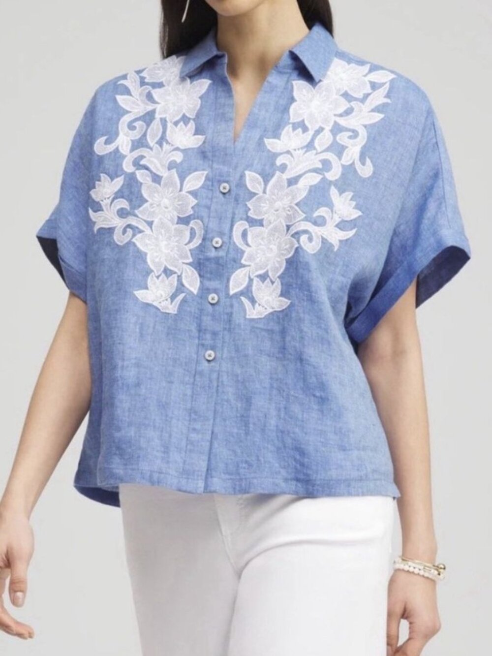 Chicos Linen Button Front Top Womens 4/20 Blue Embroidered Applique Floral Beach - Picture 2 of 10
